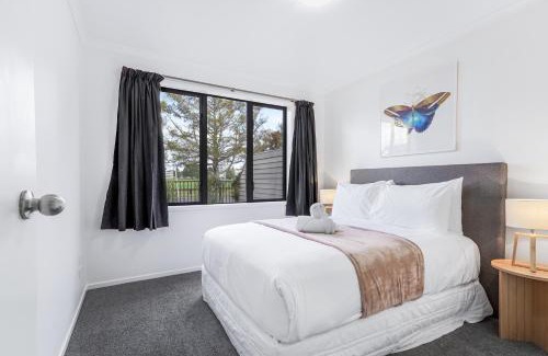 Hamilton East Casa | Park Scenery, Proximity and Value - By KOSH BNB