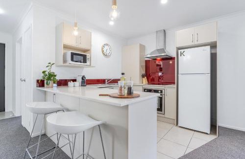Hamilton East Casa | Park Scenery, Proximity and Value - By KOSH BNB