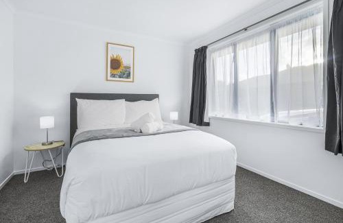Hamilton East Casa | Park Scenery, Proximity and Value - By KOSH BNB