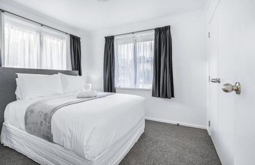 Hamilton East Casa | Park Scenery, Proximity and Value - By KOSH BNB