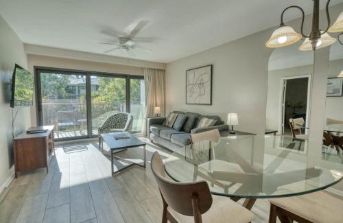 Park Shore Casa | Park Shore Resort - Pool & Bar Close to Beach