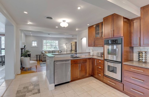 Locust Grove Casa | Park Street Cottage - 5 bdrm/4 bath - North Downtown