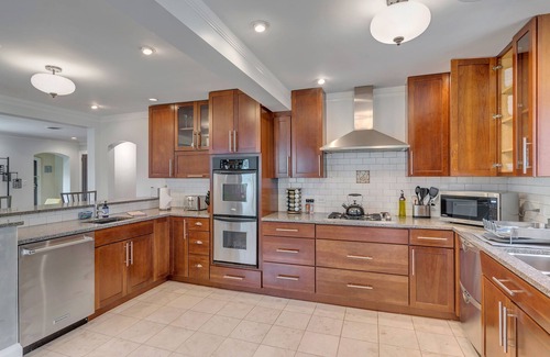Locust Grove Casa | Park Street Cottage - 5 bdrm/4 bath - North Downtown