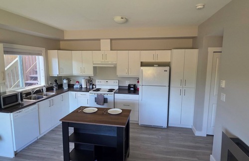 Langford Casa | Park View Suite - FULL kitchen -private entrance - self checkin-parking on site