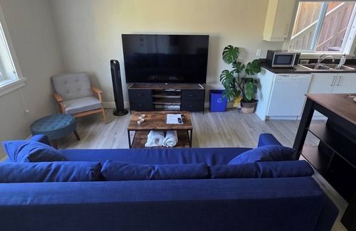 Langford Casa | Park View Suite - FULL kitchen -private entrance - self checkin-parking on site