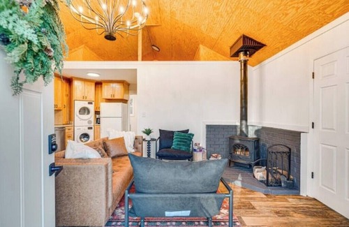 Stanley Cabina | ParkLine Retreat - Movies, Hot Tub, Mountain views