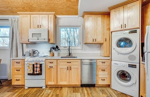Stanley Cabina | ParkLine Retreat - Movies, Hot Tub, Mountain views