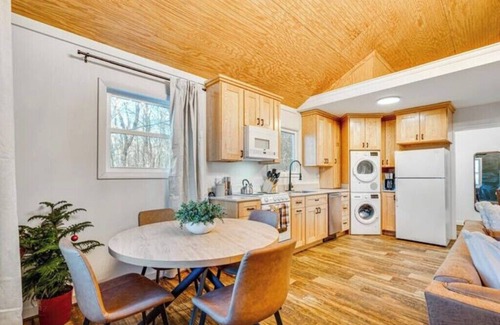 Stanley Cabina | ParkLine Retreat - Movies, Hot Tub, Mountain views