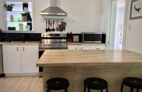 Montague Casa | Parkman Pad: hot tub, wood stove by Montague breweries