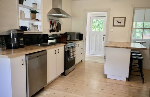 Montague Casa | Parkman Pad: hot tub, wood stove by Montague breweries