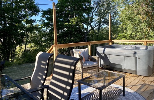Montague Casa | Parkman Pad: hot tub, wood stove by Montague breweries