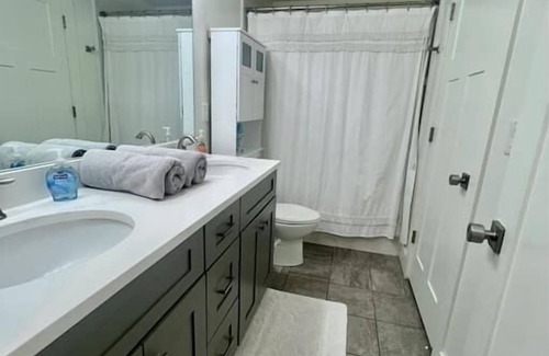 Lindon Casa | Parks Close By, Kind & Queen Beds!