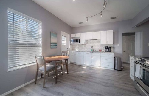 St. Petersburg - Clearwater Casa | "Parkside Betty" - Fenced Yard|Deck|Bar Hopping