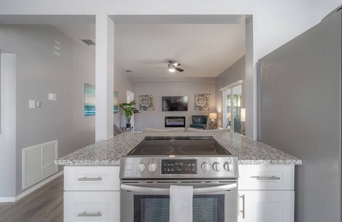 St. Petersburg - Clearwater Casa | "Parkside Betty" - Fenced Yard|Deck|Bar Hopping