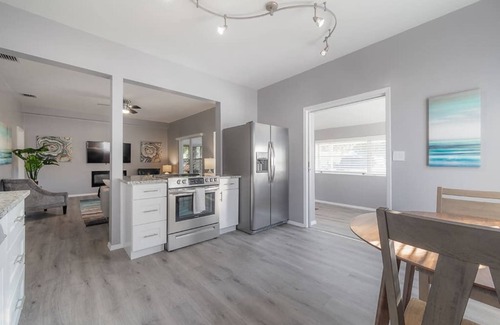 St. Petersburg - Clearwater Casa | "Parkside Betty" - Fenced Yard|Deck|Bar Hopping