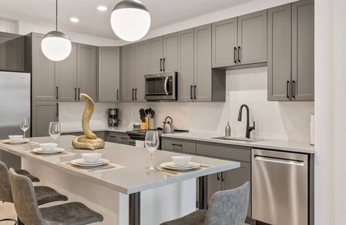 Five Points South Apartamento | Parkside Chic 2BR Near Regions Field + Park