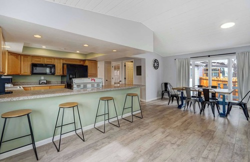 Monument Casa | Parkside Estate! House & Cottage w/ 2 Hot Tubs