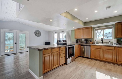 Monument Casa | Parkside Estate! House & Cottage w/ 2 Hot Tubs