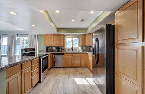 Monument Casa | Parkside Estate! House & Cottage w/ 2 Hot Tubs