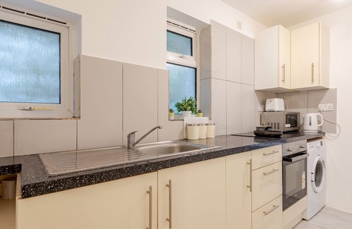 Alperton Apartamento | Parkside Haven, Modern 2-Bed Flat with Ensuites, Free Parking & Self Check-In