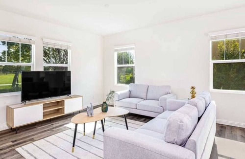 Ontario Casa | Parkside Palace on Heritage