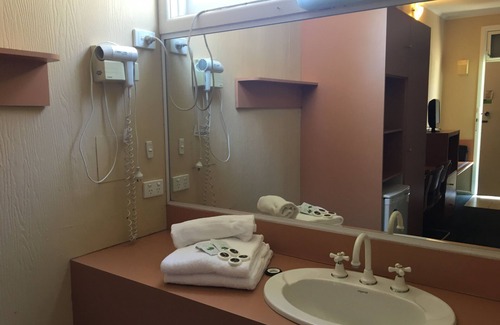 Brunswick Hotel | Parkville Motel