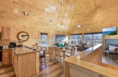 Pigeon Forge Cabina | Parkway Paradise w Private Hot Tub