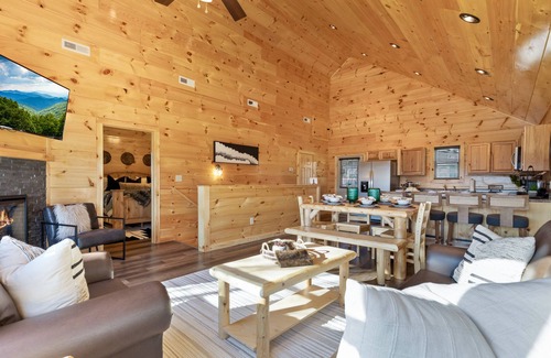 Pigeon Forge Cabina | Parkway Paradise w Private Hot Tub