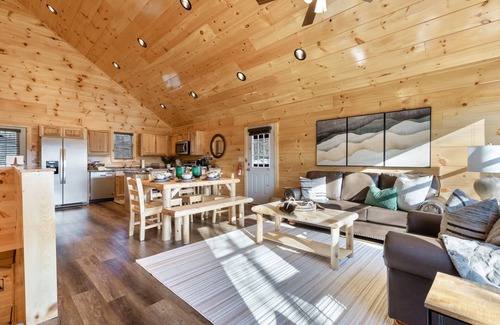 Pigeon Forge Cabina | Parkway Paradise w Private Hot Tub