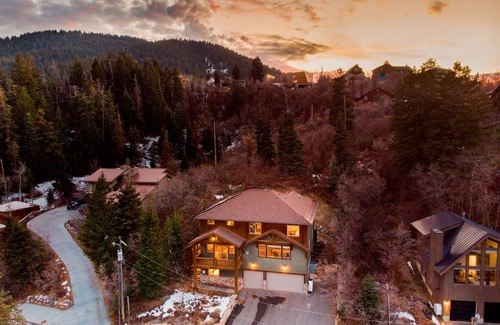Summit Park Cabina | Majestuosa y serena Mountain View Home w / Spa & Prvt Deck ❤ por AvantStay