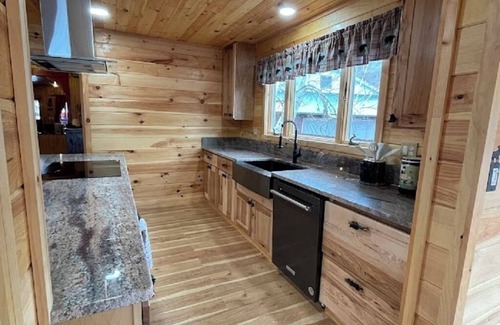 Inlet Cabina | Parquet House - A charming 8 Bedroom waterfront property ~ in the heart of Inlet