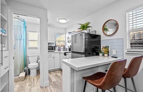 Parrot Cove Cabaña | Parrot Cove Paradise♥ Cozy, Modern Cottage w/ Yard