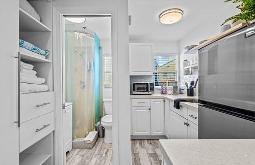 Parrot Cove Cabaña | Parrot Cove Paradise♥ Cozy, Modern Cottage w/ Yard