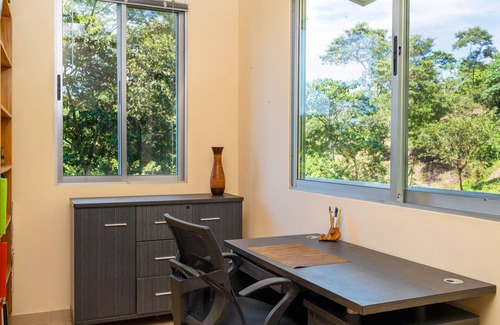 Valle Pura Vida Casa | Parrot-dise Perch, 3BD, Heart of Manuel Antonio