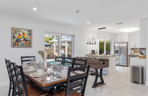 Garden Isles Casa | Parrot Paradise Retreat Pool Giant Chess
