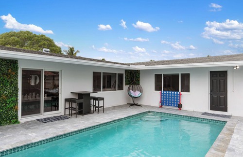Garden Isles Casa | Parrot Paradise Retreat Pool Giant Chess