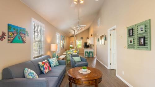 Truman Annex Casa | Parrot Perch by AvantStay Old Town Key West w Shared Pool Week Long Stays Only