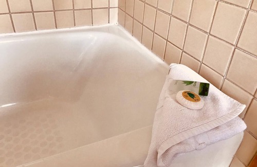 Pacific Grove Hotel | PARTIAL OCEAN VIEW - WALK TO OCEAN - KING BEDROOM