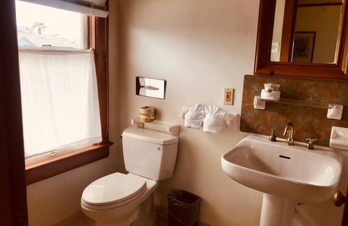 Pacific Grove Hotel | PARTIAL OCEAN VIEW - WALK TO OCEAN - KING BEDROOM