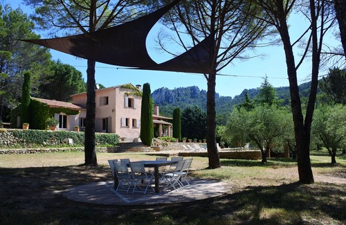 La Roquebrussanne Cabaña | Casa de huéspedes de privatización, parque excepcional, olivar, piscina, en Provenza