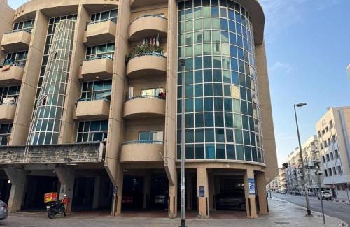Al Muraqqabat Apartamento | Partition Rooms in Deebaj Hotel Apartment