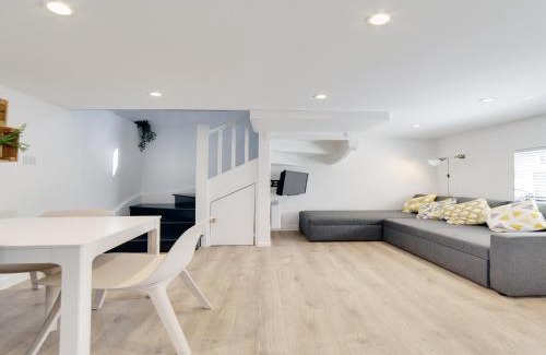 Histon Casa | Pass the Keys 19th Century Barn with Free Parking