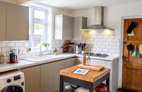 Shrewsbury Casa | Pass the Keys 3 Bedroom home within walking distance of town