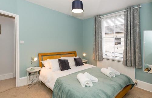Shrewsbury Casa | Pass the Keys 3 Storey Townhouse