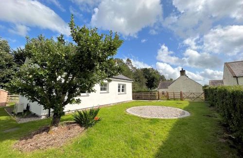 Newbridge Casa | Pass the Keys Beautiful Cottage in Historical Robert Burns Farm