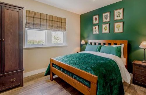 Newbridge Casa | Pass the Keys Beautiful Cottage in Historical Robert Burns Farm