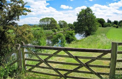 Newbridge Casa | Pass the Keys Beautiful Cottage in Historical Robert Burns Farm