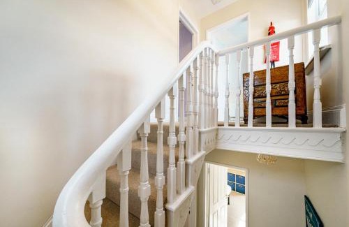 Gaeltacht Quarter Casa | Pass the Keys Beautiful Spacious 4 Bed Historical W. Belfast
