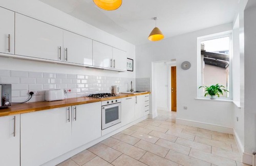 Mumbles Casa | Pass the Keys Beautifully Renovated Mumbles Home with Parking