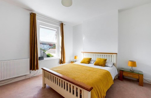 Mumbles Casa | Pass the Keys Beautifully Renovated Mumbles Home with Parking